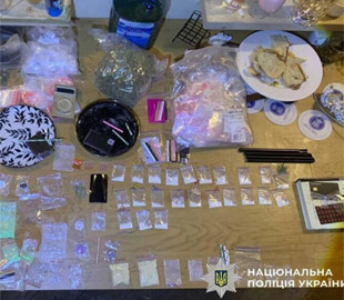 У Києві судитимуть іноземця за продаж наркотиків поштою: загрожує до 12 років