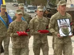 В Україні попрощались з одним із найефективніших снайпером-розвідником, особу якого і досі тримають в таємниці