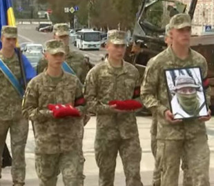 В Україні попрощались з одним із найефективніших снайпером-розвідником, особу якого і досі тримають в таємниці