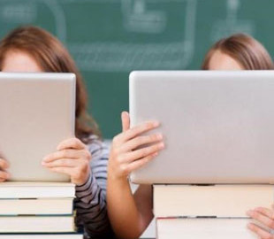 У школах “червоної” зони навчатимуться онлайн – МОЗ