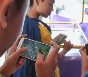 Видеоигра о том, как бросать людей с крыши, стала хитом в Украине