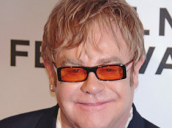 Элтон Джон организовал благотворительный онлайн-концерт