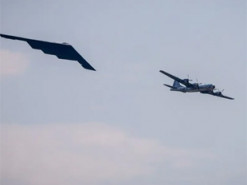 Бомбардувальники B-2 Spirit і B-29 здійснили спільний політ на авіашоу