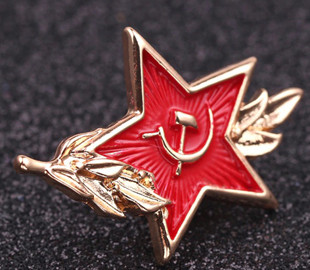 В Тернополе харьковчанин разгуливал с советской символикой: ему грозит до 5 лет