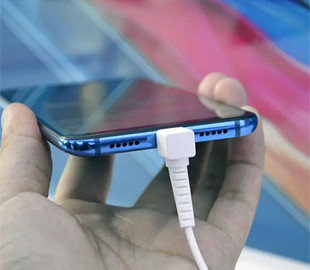 Чому заряджати телефон через публічну USB зарядку – погана ідея