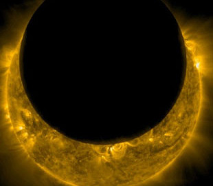 Місячні гори у всій красі: зонд NASA зробив знімок сонячного затемнення зблизька