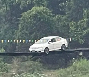 У Таїланді водій довірився навігатору і заїхав машиною на пішохідний підвісний міст