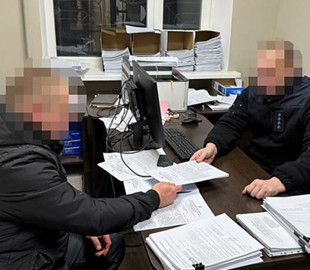 На Миколаївщині співробітник ТЦК за 10 тисяч доларів «видаляв» ухилянтів із реєстру «Оберіг»