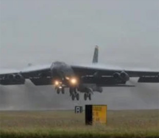 Єдиний у світі літак сідає боком: навіщо B-52 зробили таким незвичайним