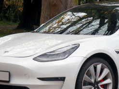 Можна накричати на пішоходів, не відкриваючи вікно: електромобілі Tesla обладнали унікальною функцією