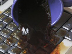 Розлили рідину на ноутбук: що робити і чи є шанси врятувати гаджет