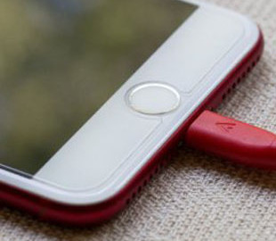 Що може статися, якщо заряджати смартфон "не рідним" зарядним пристроєм