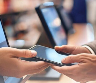 У Рівному аферист замінив у магазині новий телефон на підробку