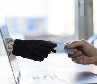 Шахраям, які прикидалися кіберполіцією, вдалося виманити в жінки понад 50 000 грн