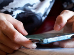 Нідерланди заборонили в початкових школах мобільні телефони, але є нюанси