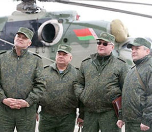 Лукашисты насмешили своими огромными животами на военных сборах
