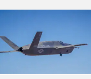 Безпілотний американський винищувач YFQ-42A встановив абсолютний рекорд тривалості польотів