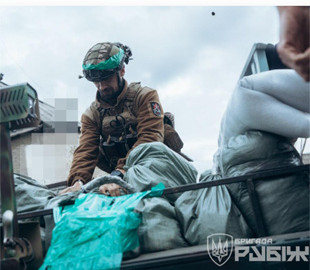 Возять БК, евакуюють поранених і полонених: «Рубіж» показав наземних роботів-логістів у дії