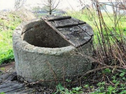 На Полтавщине парень погиб, пытаясь достать упавший в колодец телефон