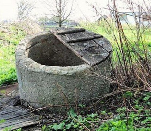 На Полтавщине парень погиб, пытаясь достать упавший в колодец телефон