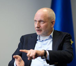 Посол ЄС розповів про майбутнє українських біженців у Євросоюзі
