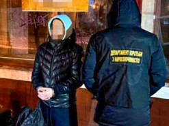 У Києві затримали іноземця, який працював відправником наркотиків у інтернет-магазині