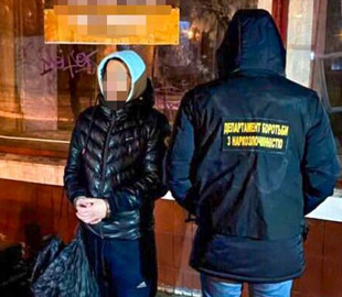 У Києві затримали іноземця, який працював відправником наркотиків у інтернет-магазині