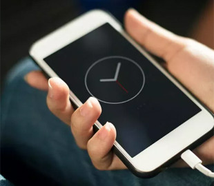 Як зарядити телефон удвічі швидше: перевірені поради