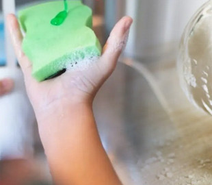 Навіщо додавати сіль у засіб для миття посуду: проста, але ефективна хитрість