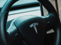 Ілон Маск погрожував інженерці Tesla депортацією, коли вона вказала на проблему в гальмах машин