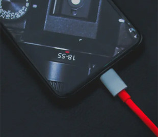 Як очистити розʼєм зарядки смартфона без ризику