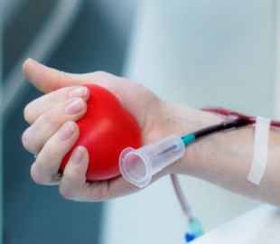 У соцмережах поширюють фейки про небезпеку переливання крові від вакцинованих