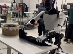 Ілон Маск зізнався, що відео з роботом Optimus підроблене. Він не вміє складати сорочки