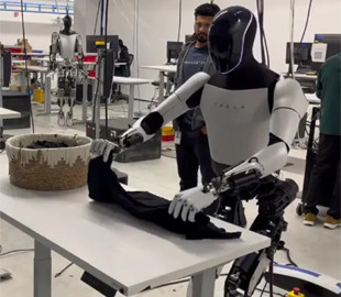 Ілон Маск зізнався, що відео з роботом Optimus підроблене. Він не вміє складати сорочки