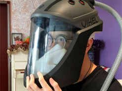 Школьники придумали удобный шлем для защиты от Covid-19