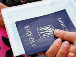 Жінка, видаючи себе за переселенку, “заробила” майже 180 тисяч гривень