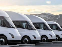 В мережі показали фото чотирьох Tesla Semi на зарядній станції