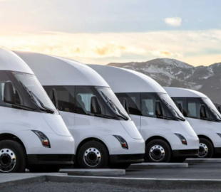 В мережі показали фото чотирьох Tesla Semi на зарядній станції