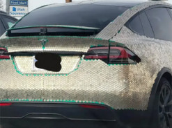 На кузов Tesla Model X наклеїли 14 тисяч монет