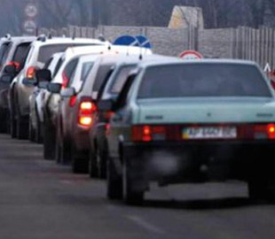 Водіям розповіли, що категорично заборонено робити з двигуном та кузовом автомобіля восени