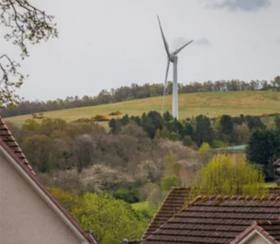 Гігантську вітряну турбіну зупиняють через незвичайну скаргу: що сталося