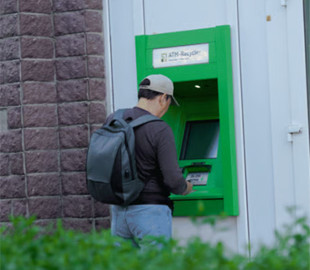 Чоловік отримав чужі гроші через помилку банкомата — рішення суду