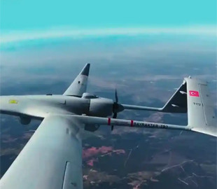 Турецькі розробники представили новітній бойовий дрон Bayraktar TB2T-AI