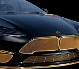 Электромобиль Tesla покрыли золотом 999-й пробы