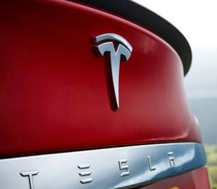 На гоночной трассе замечен электрокар Tesla Model S Plaid с выдвижным спойлером на крышке багажника