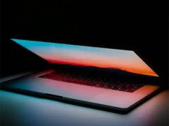 Закривати ноутбук або вимикати: що краще для батареї та швидкості