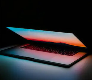 Закривати ноутбук або вимикати: що краще для батареї та швидкості