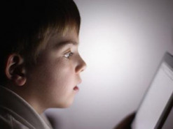 У Франції хочуть заборонити дітям до 3 років доступ до гаджетів з екранами