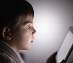 У Франції хочуть заборонити дітям до 3 років доступ до гаджетів з екранами