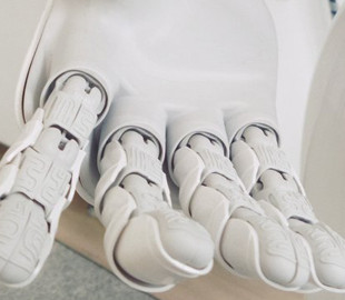 Науковці з Китаю створили робота Грейс, яка підтримуватиме людей на самоізоляції